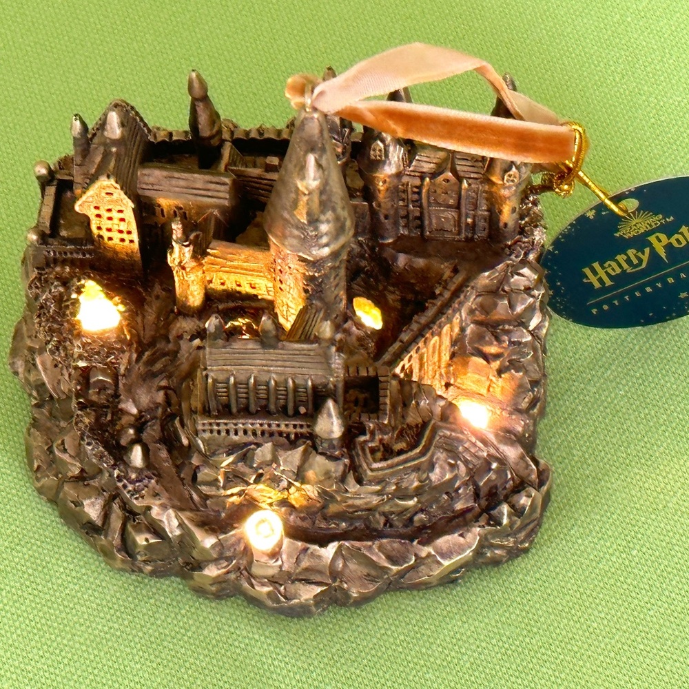 HARRY POTTER HOGWARTS LIGHT-UP ORNAMENT:NIB HOGWARTS